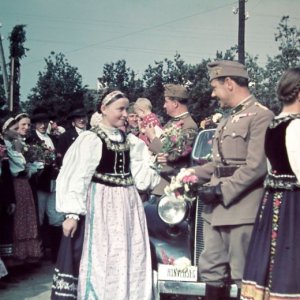 A bevonuló magyar honvédek köszöntése- 1940 (Forrás: Fortepan)

